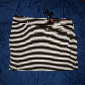 BLACK AND WHITE MINI SKIRT